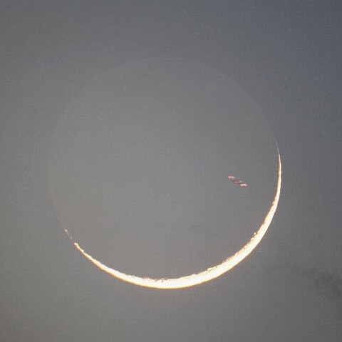 月齢2.0の月と謎の宇宙船？