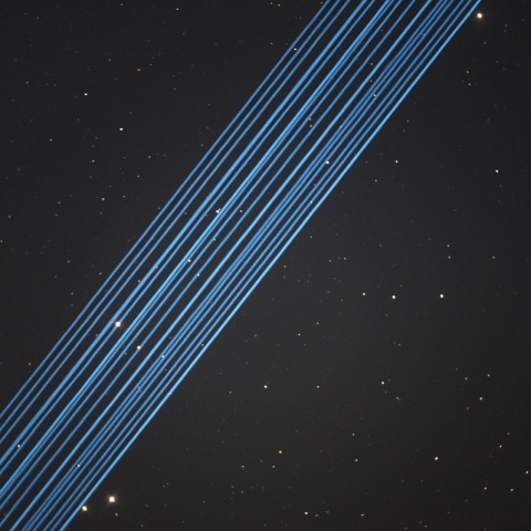 「りゅう座」を飛ぶスターリンク衛星群