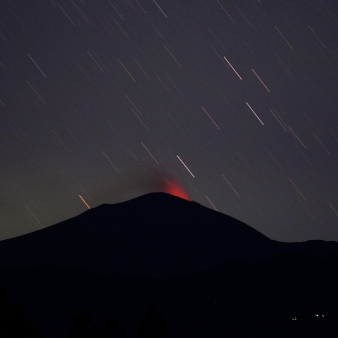 浅間山の火映と星