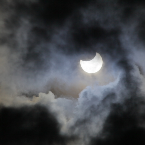 雲間からの日食
