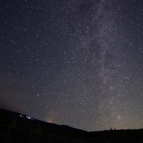 富士の登山者と天の川