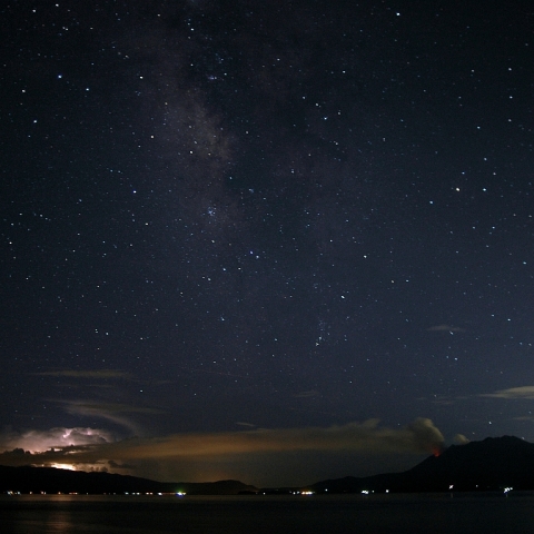 梅雨明け前の天の川と桜島