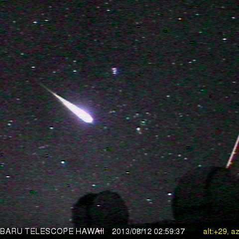 マウナケアの夜空を切り裂くペルセ群火球