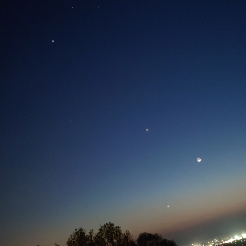 スマホ Xperia5で撮った月-金星-木星が一直線に並ぶ星景