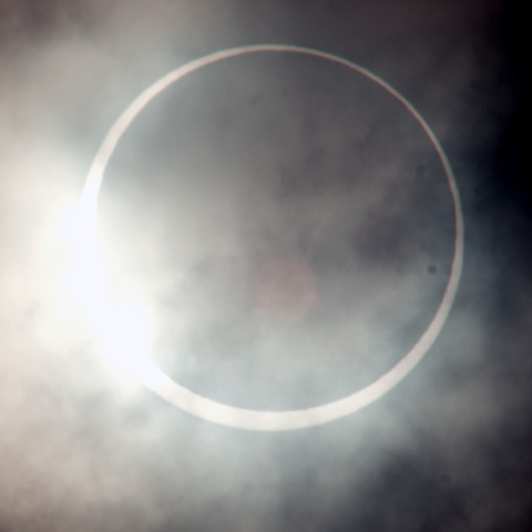 雲が演出した輝く金環リング