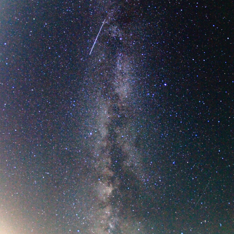 天の川を横切る光跡