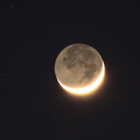 月齢3.0 三日月の地球照