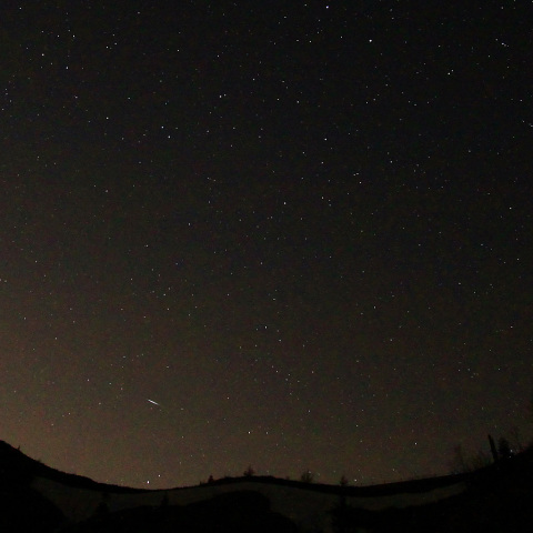 残雪の稜線と散在流星