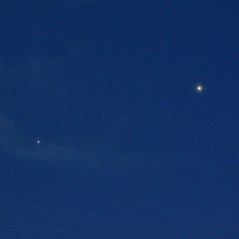 薄暮の夕空で木星と金星が大接近