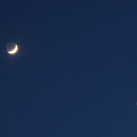 月齢4.8の地球照と輝く金星