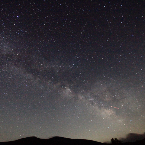 天の川とさそり座をかすめる流星