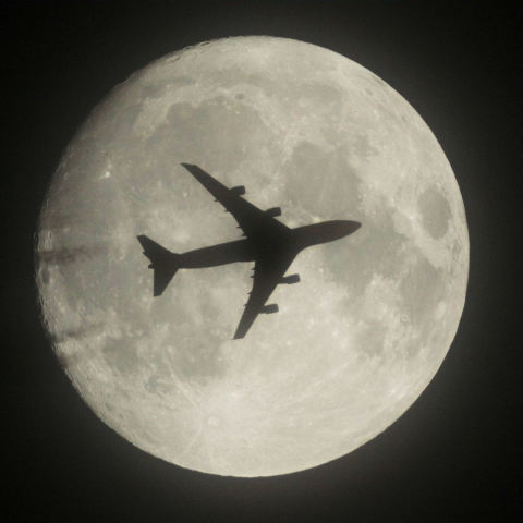 月とジャンボジェット