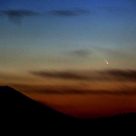 富士山にパンスターズ彗星（C/2011 L4