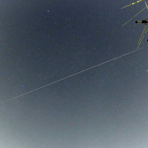 天の川を切り裂くペルセウス座流星