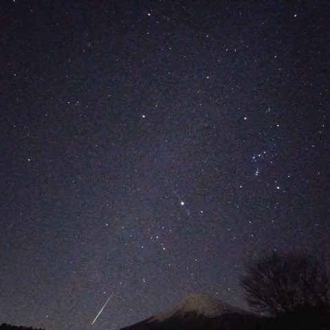 富士山と冬の天の川と大流星(スマホで撮る星々)