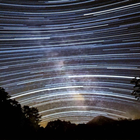 夏の軌跡 (スマホで撮る星々)