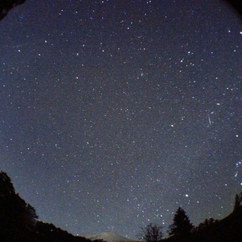 スマホで撮る富士山麓ふたご座流星群