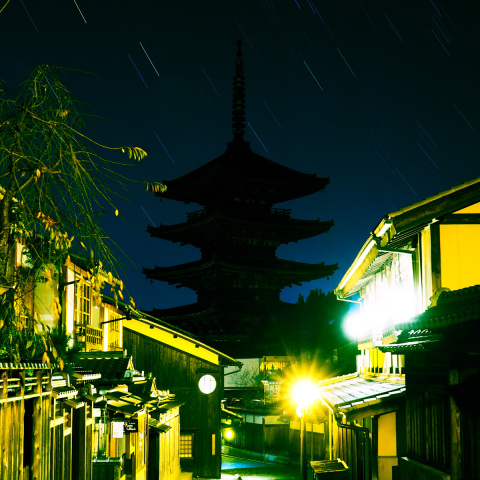 八坂の塔に沈む星