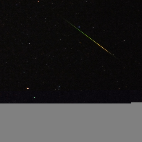 オリオンをかすめる流星