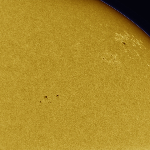 10月16日の太陽 白色光 擬似カラー版