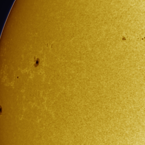 12月04日の太陽 白色光 擬似カラー版