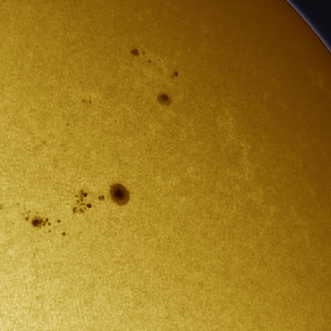 12月11日の太陽 白色光 擬似カラー版