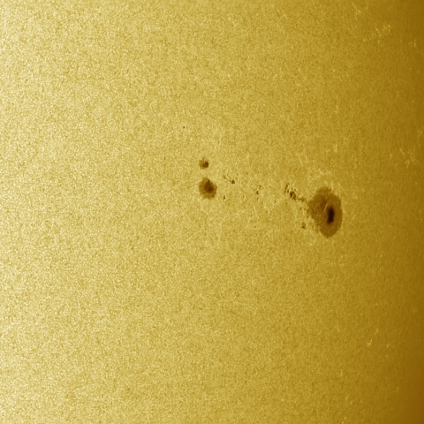 04月22日の太陽 白色光 擬似カラー版