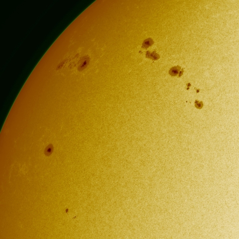 05月04日の太陽 白色光 擬似カラー版