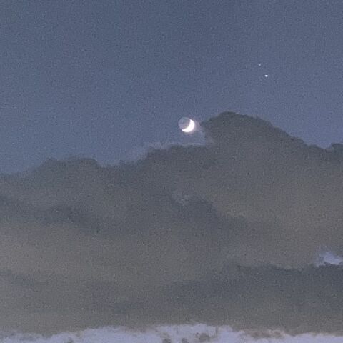 細い月と木星と土星