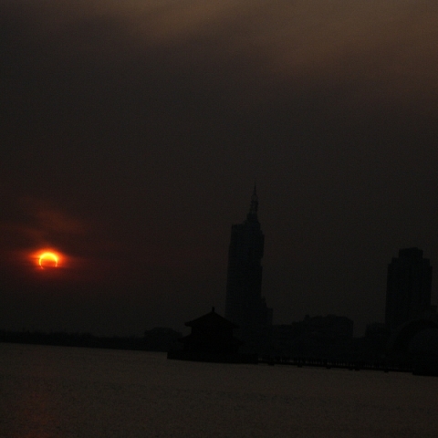 夕暮れの金環日食
