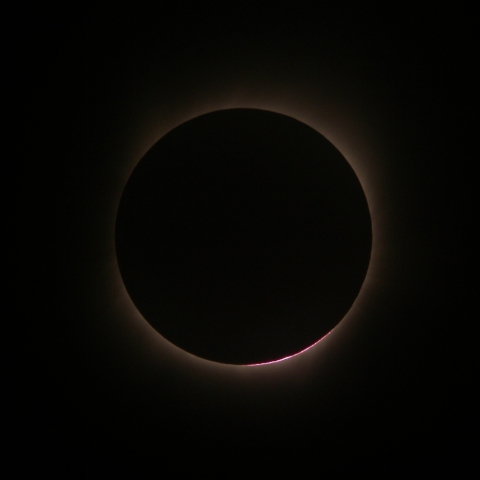 薄曇りの皆既日食１