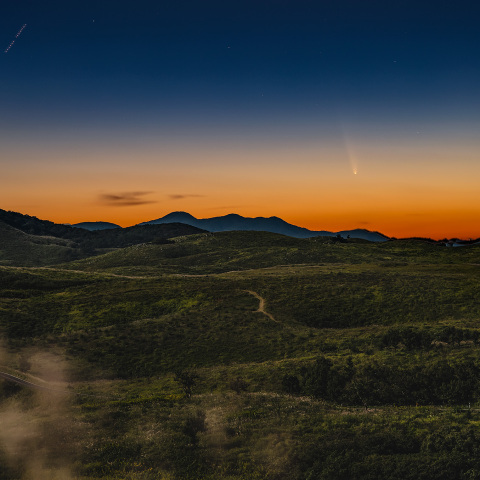高原に沈む紫金山・アトラス彗星