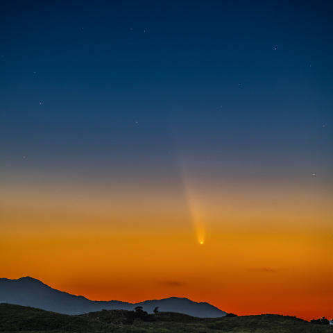 夕空の紫金山・アトラス彗星