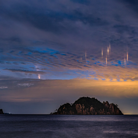 漁火光柱と紫金山・アトラス彗星