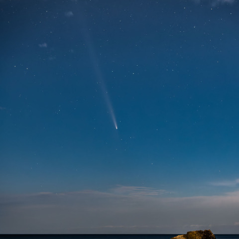 響灘に沈む紫金山・アトラス彗星