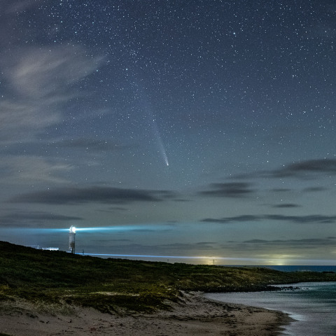 角島灯台と紫金山・アトラス彗星
