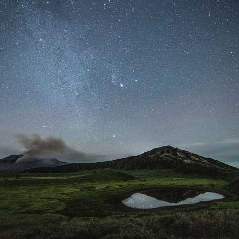 阿蘇草千里浜に昇る冬の星座