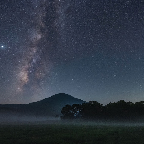 西に傾き始めた夏の銀河