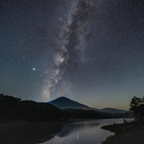 西に傾き始めた夏の銀河