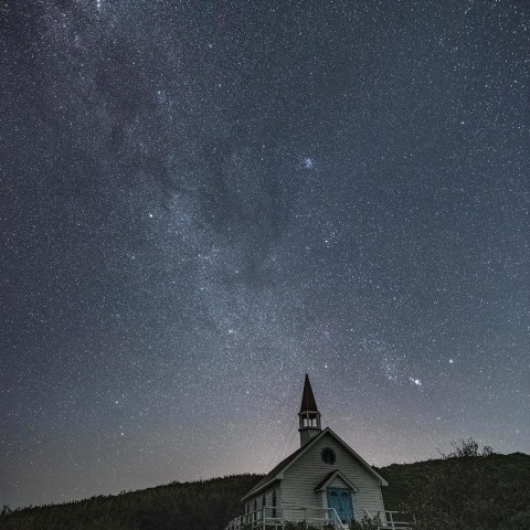 教会？の丘に昇る冬の星座