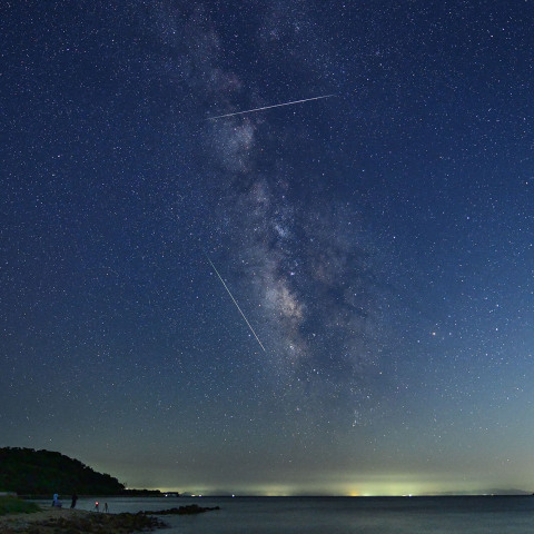 銀河と二つの流星