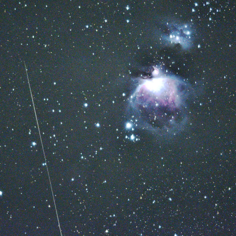 オリオン座星雲と流星