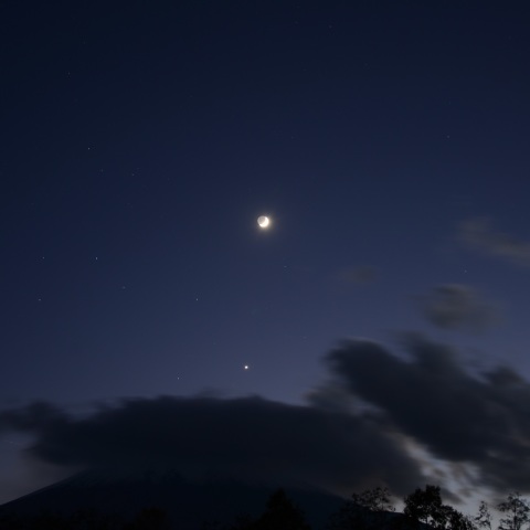 富士に立つ月と金星
