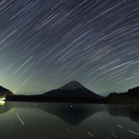 精進湖 湖面に写る日周運動