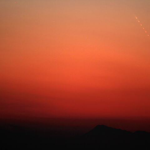 四国より望む鶴見岳とパンスターズ彗星
