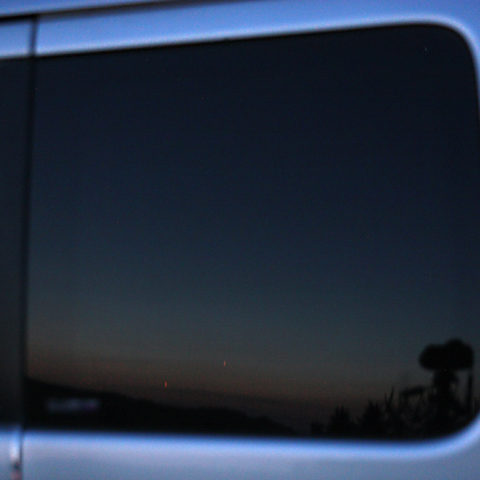 今夜(5/25)の車のウインドウガラスに写る惑星の集合