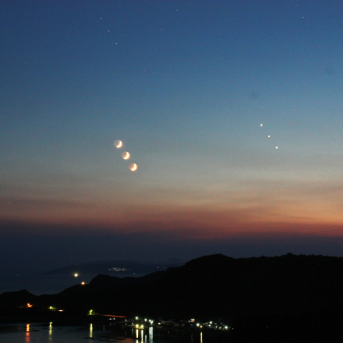 今夜(7/11)のレグルスと金星と地球照の月