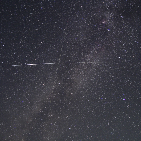 夏の大三角の織姫と彦星の間を飛翔する、おりひめ・ひこぼしとIridium Flares 