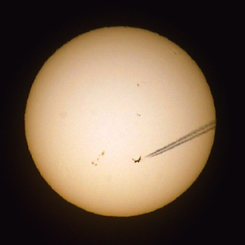 太陽面を通過する航空機