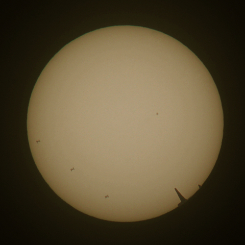 小満の日のISSと航空機の日面通過